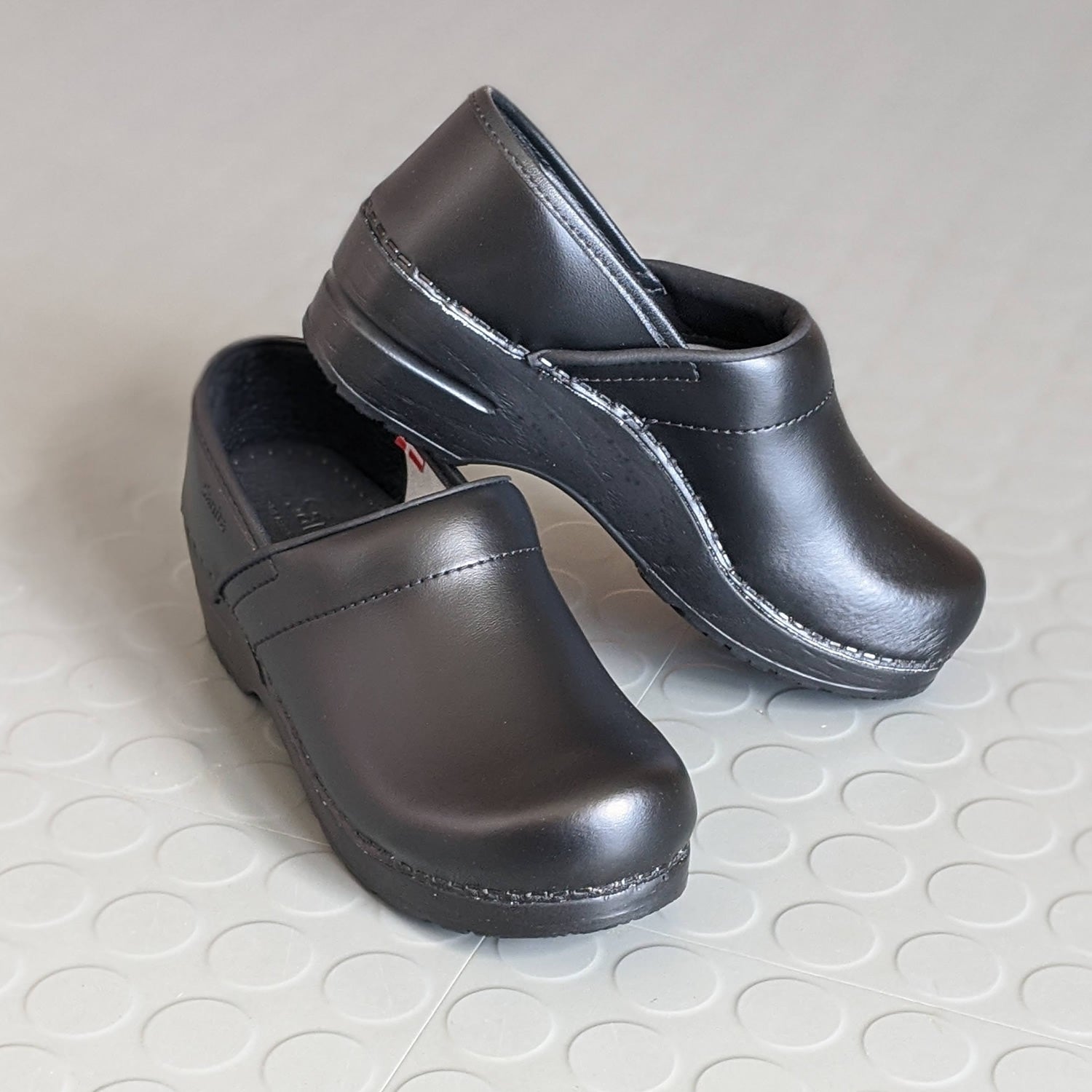 Sanita Professional Smooth Closed Clogs in Black